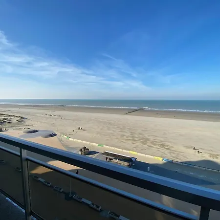 In With Stunning Sea Views, Cleaning Included Lägenhet *